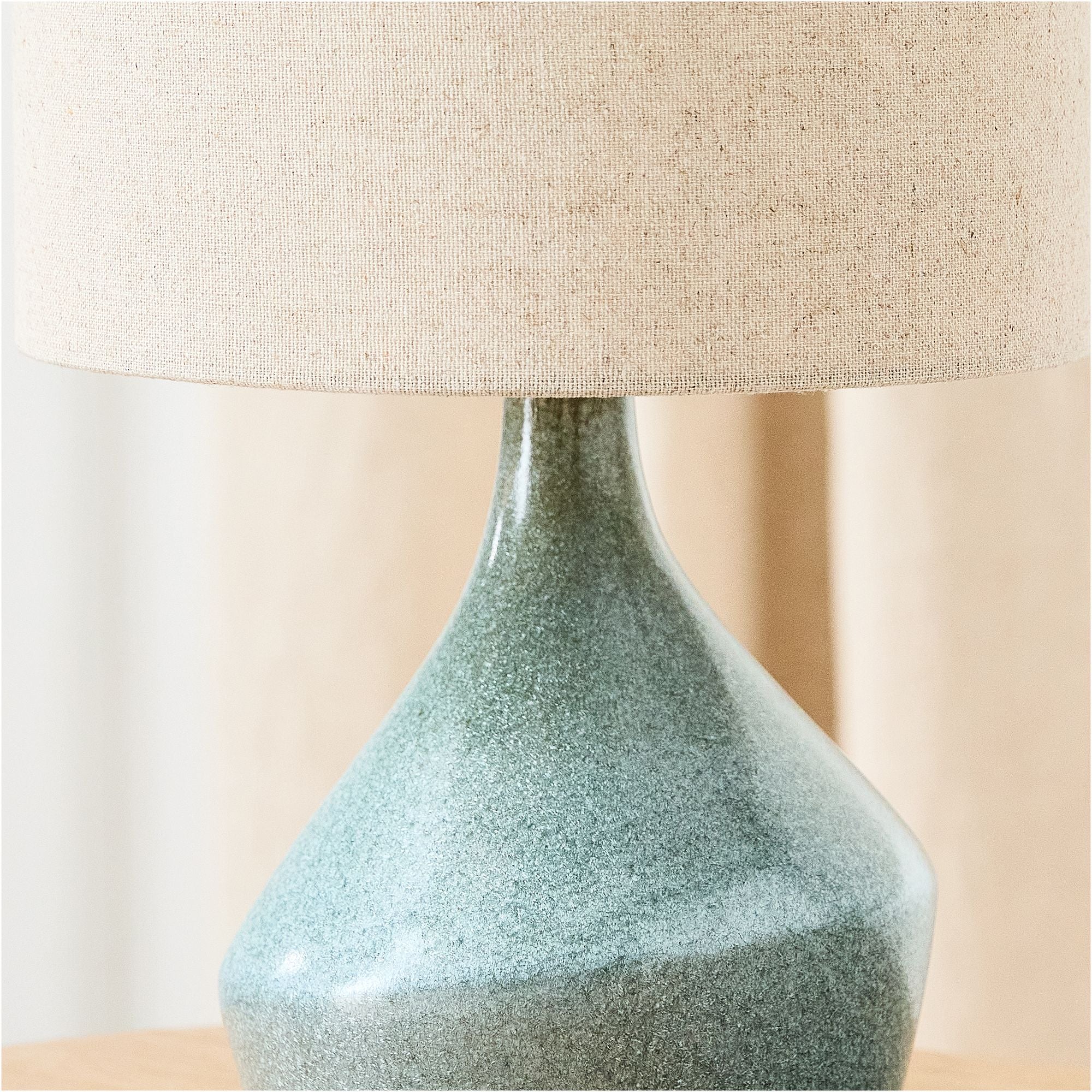Lampe de Table Asymétrique en Céramique (43 cm) | Éclairage Sculptural avec Abat-jour en Lin