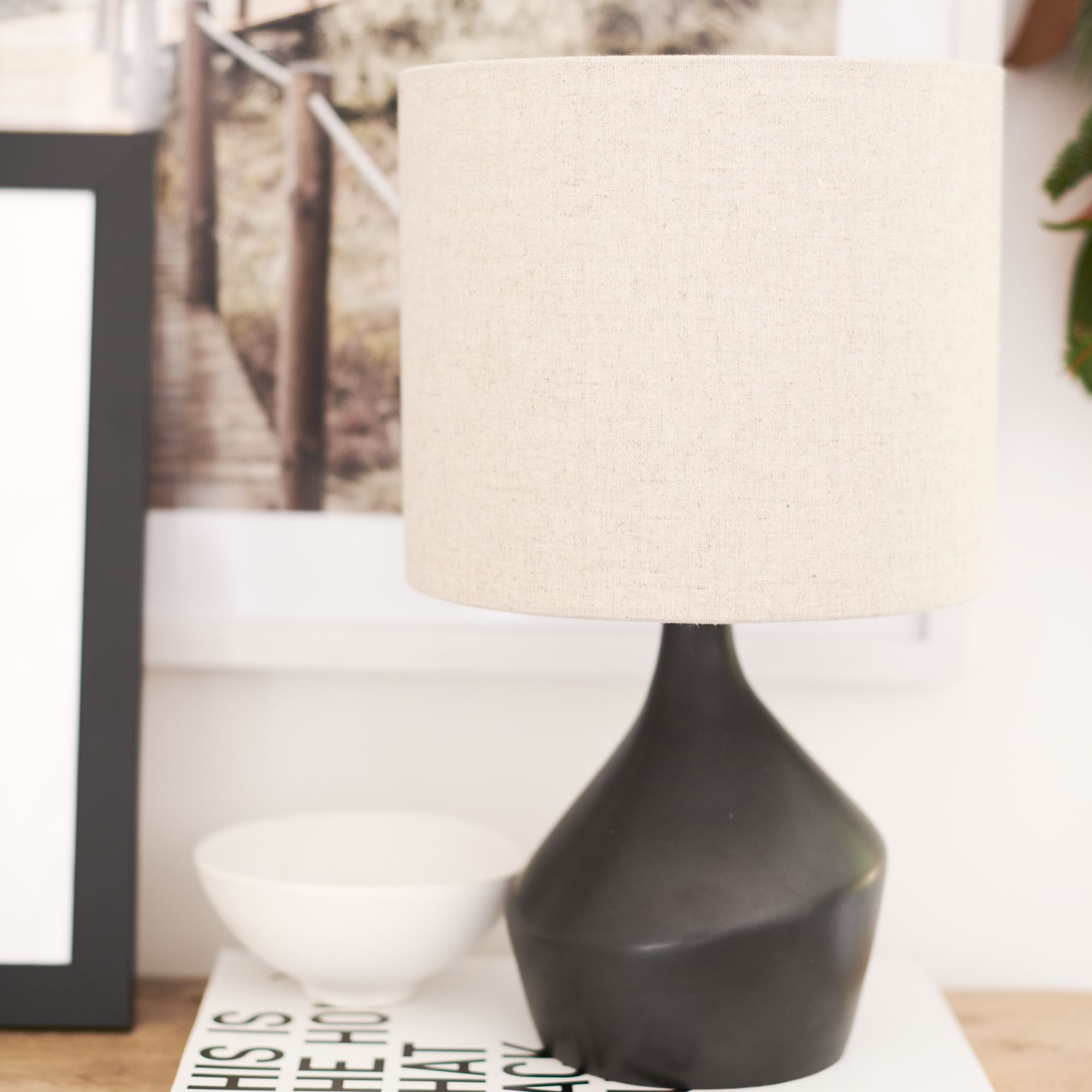 Lampe de Table Asymétrique en Céramique (43 cm) | Éclairage Sculptural avec Abat-jour en Lin